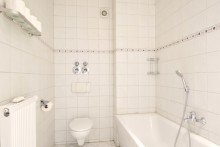 Badezimmer zeitlos wei� gefliest Kleine Eigentumswohnung in Innenstadtn�he mit Balkon und EBK