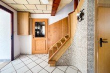 Treppenaufgang und Kellert�r Traditionelles Einfamilienhaus mit gro�er Scheune & h�bschem Garten