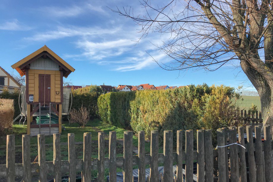 Hinterer Garten mit Spielhaus Einfamilienhaus Drei Gleichen OT M�hlberg