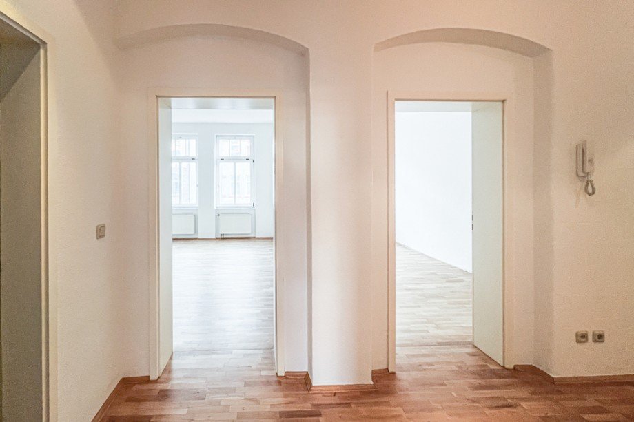 Blick vom Flur in beide Zimmer zur Stra�e Etagenwohnung Erfurt