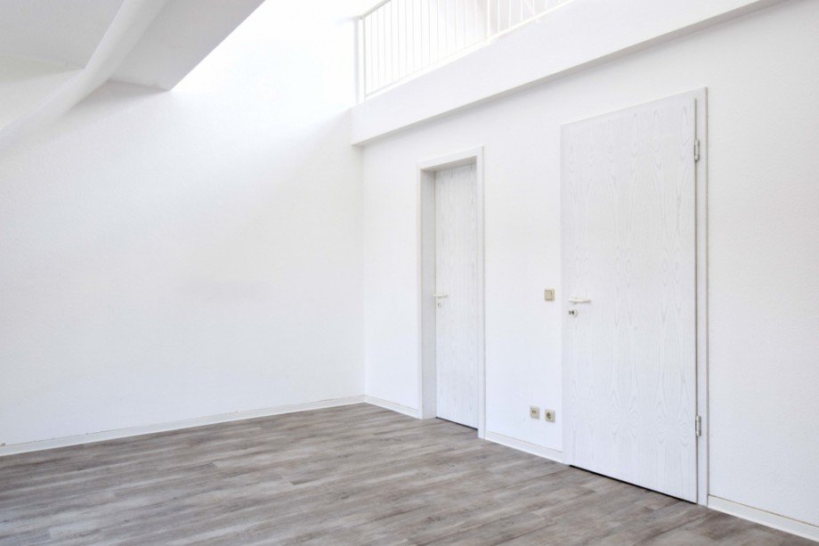 Wohnzimmer mit K�chen- und Flurt�r Dachgeschosswohnung Erfurt