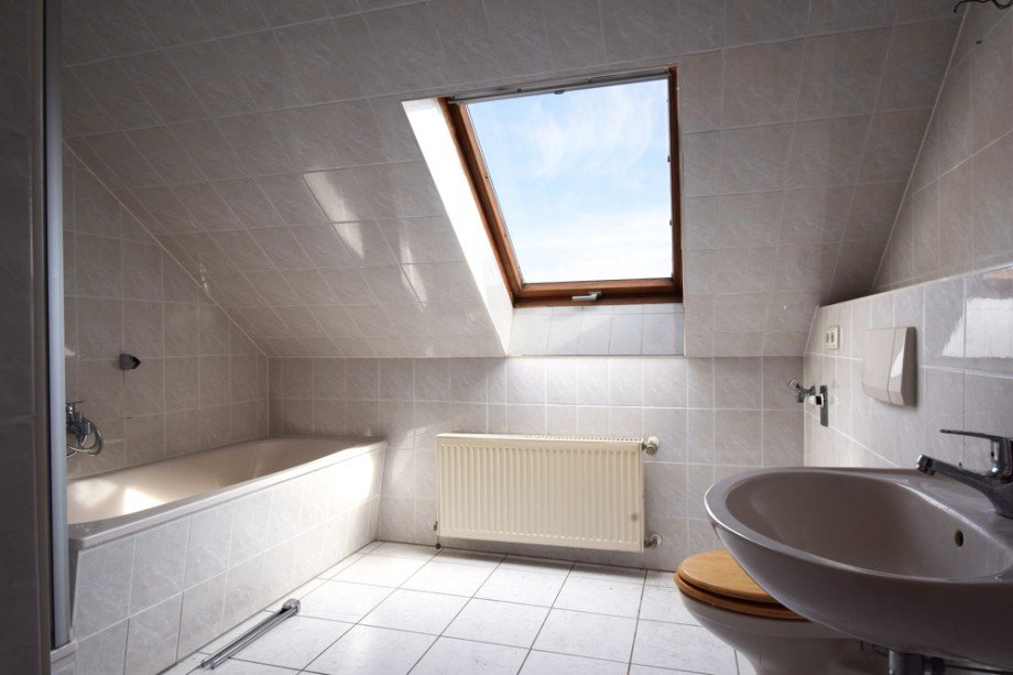 Badezimmer mit Fenster Dachgeschosswohnung Erfurt