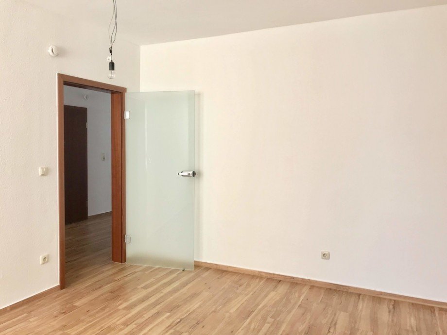 Schlafzimmer Blick zur T�r Etagenwohnung Erfurt
