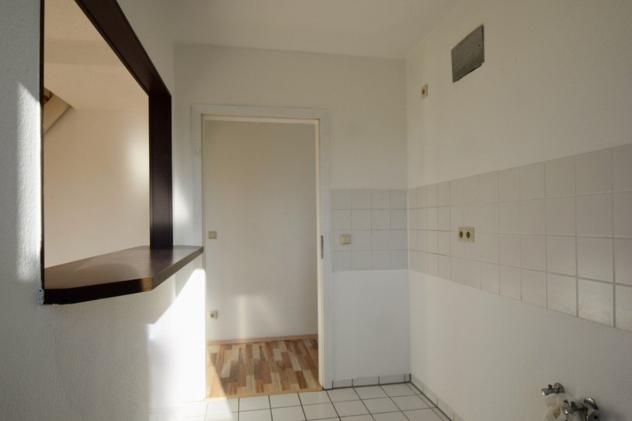 K�che mit Blick in den Flur Dachgeschosswohnung Erfurt
