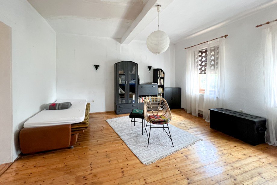 Gro�es Zimmer mit abgeschliffenem Holzboden Haus Saalfeld/Saale / Remsch�tz