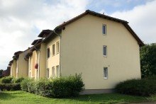 Giebelseite Wohnhaus Gepflegte Zweiraumwohnung mit Balkon & Garage in Erfurt Niedernissa