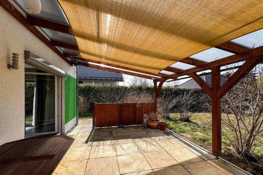 Terrasse mit �berdachung und Sonnensegel Einfamilienhaus Ohrdruf