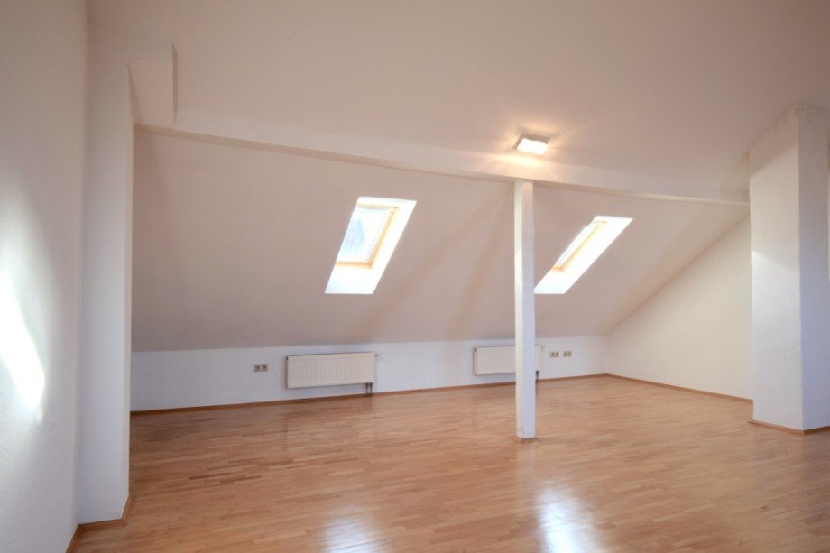 Gro� und doch gemuh- Wohnzimmer im DG Maisonettewohnung Erfurt