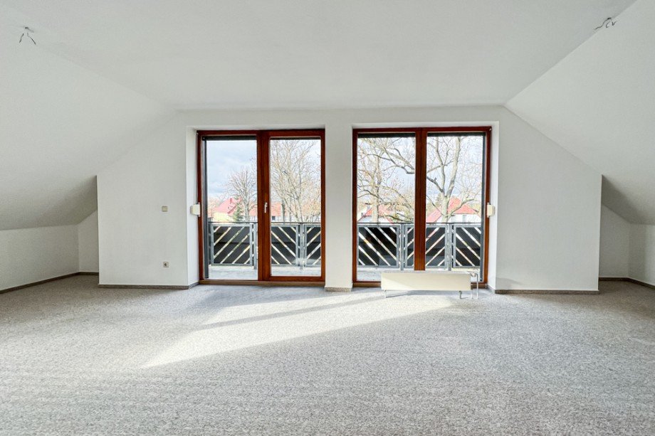 Wohnzimmer mit gro�em Balkon Dachgeschosswohnung Erfurt/ Gottstedt