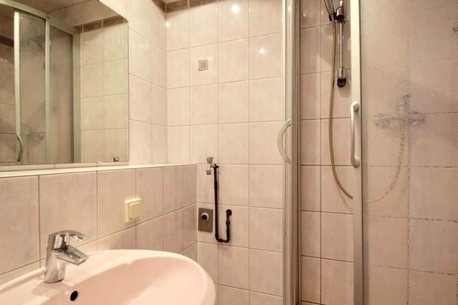 Kleines Badezimmer mit Dusche Etagenwohnung Eisenach
