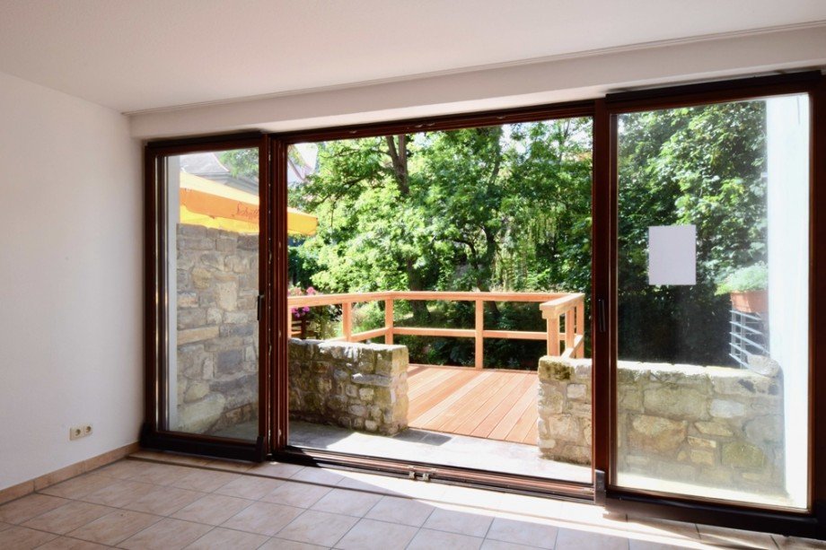 Wohnzimmer mit Terrassent�ren Maisonettewohnung Erfurt