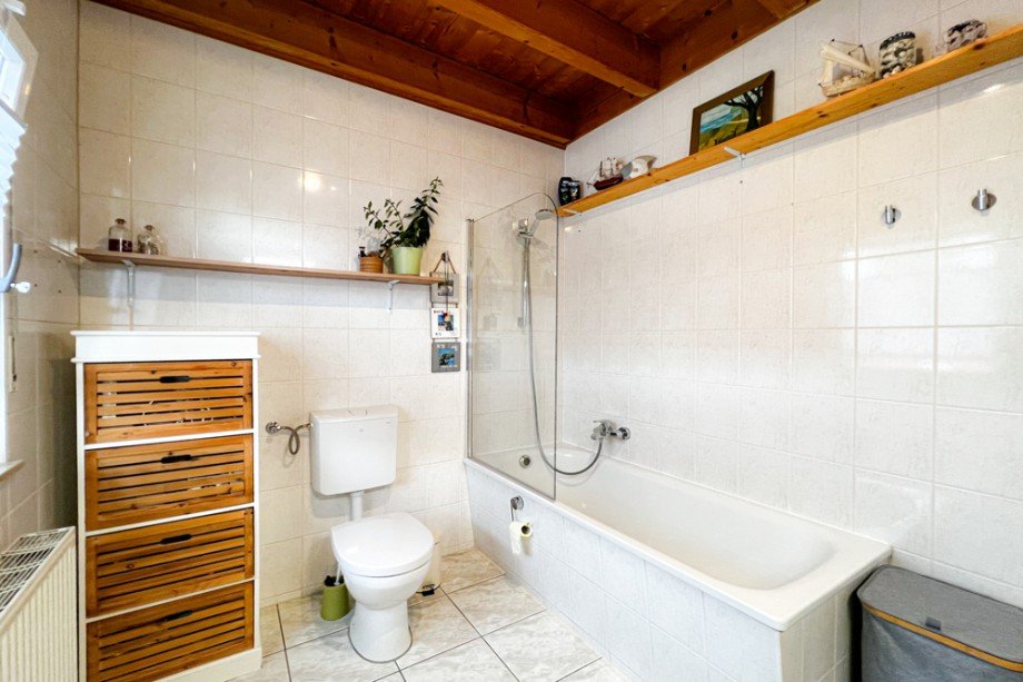 Tageslichtbad mit Badewanne Reihenmittelhaus Grammetal