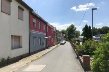 Bunte H�userfronten in der Neuen Gasse Modernes Reihenhaus mit Winterg�rten, Sauna & gem�tlichem Innenhof