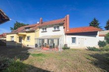 Wohnhaus mit Anbau und Wintergarten Traditionelles Einfamilienhaus mit gro�er Scheune & h�bschem Garten