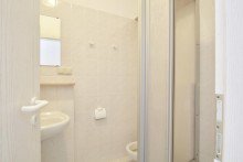 Blick ins kleine Duschbad Moderne 1Raumwohnung mit Loggia, Pantryk�che & Stellplatz