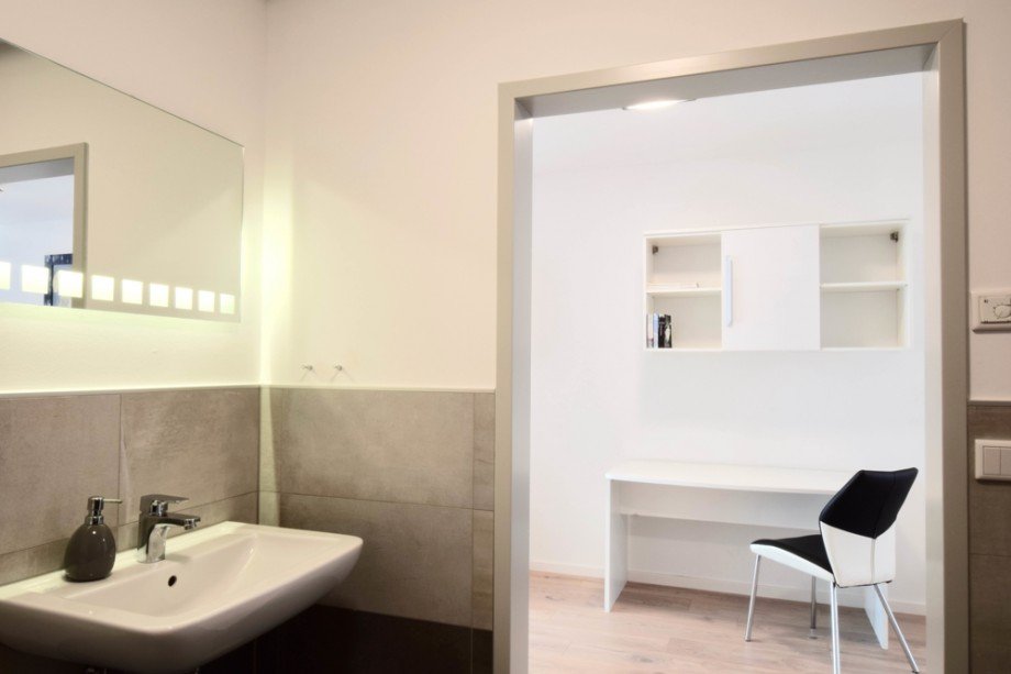 Blick vom Badezimmer zum Arbeitsbereich Erdgeschosswohnung Erfurt