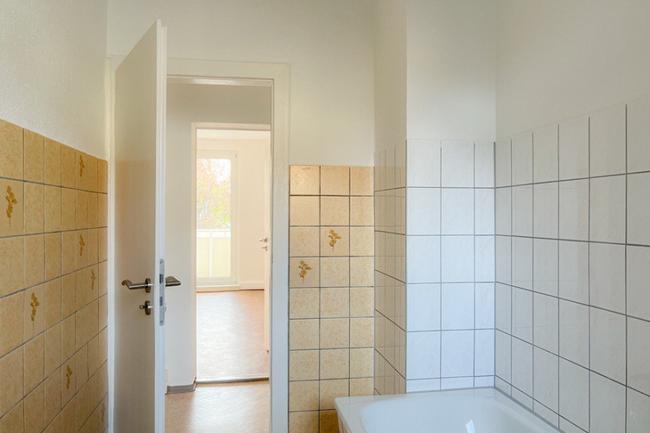 Blick aus dem Bad ins Wohnzimmer Etagenwohnung Erfurt