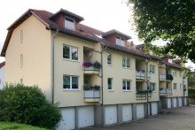 R�ckansicht mit Garagen Gepflegte Zweiraumwohnung mit Balkon & Garage in Erfurt Niedernissa