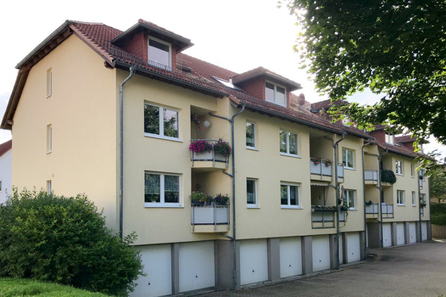 R�ckansicht mit Garagen Etagenwohnung Erfurt / Niedernissa