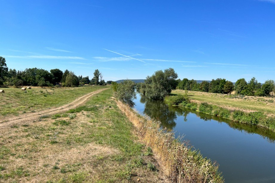 Flu�landschaft hinter dem Dorf Mehrfamilienhaus Bretleben