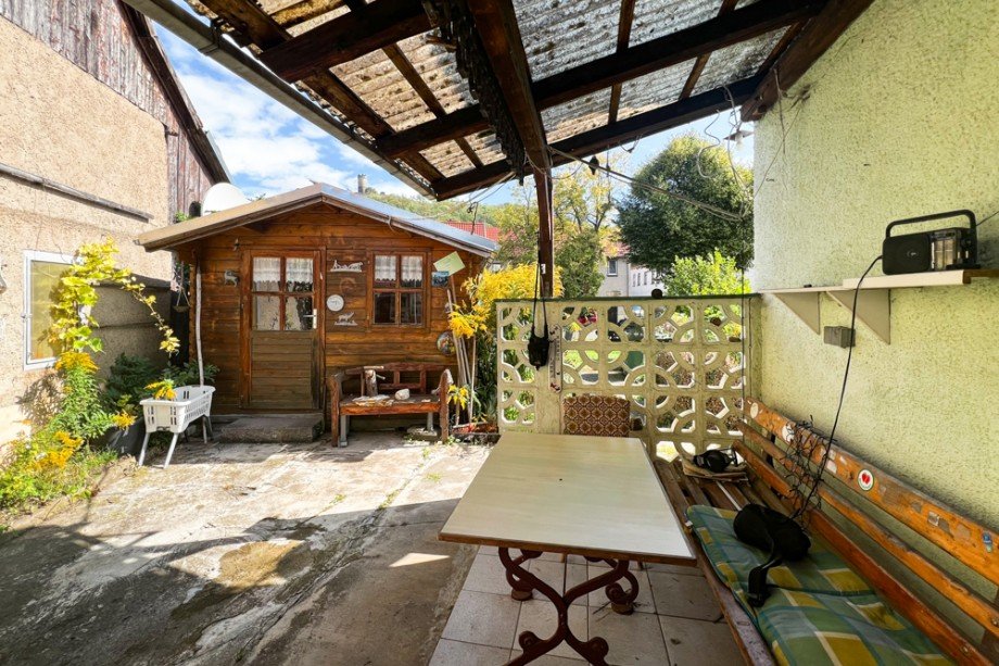�berdachte Terrasse und Gartenh�tte Einfamilienhaus Drei Gleichen / M�hlberg