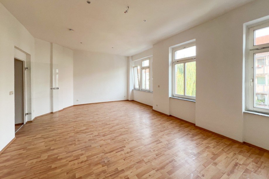 Wohnzimmereingang mit Fensterfront Etagenwohnung Erfurt