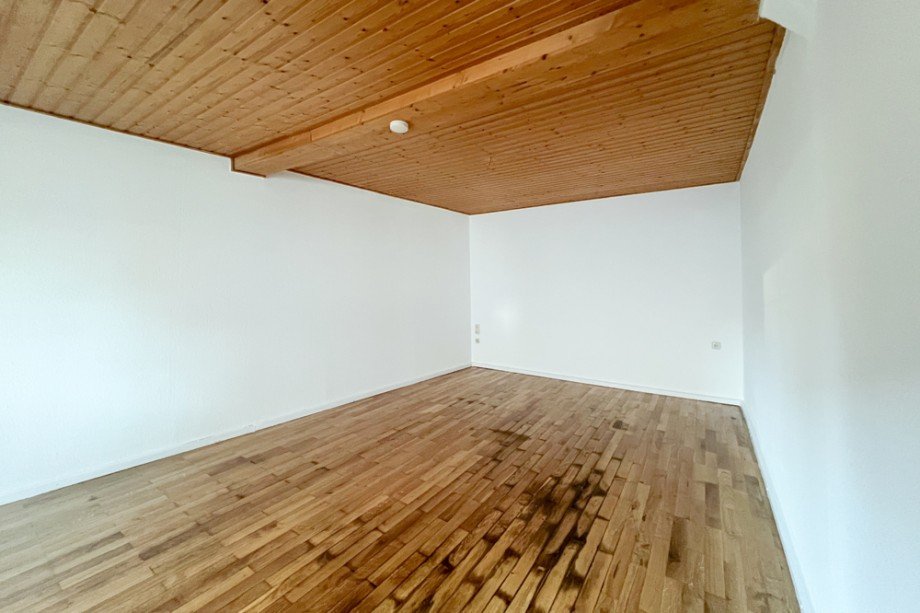 Wohnzimmer mit Holzdecke Erdgeschosswohnung Erfurt/ Vieselbach
