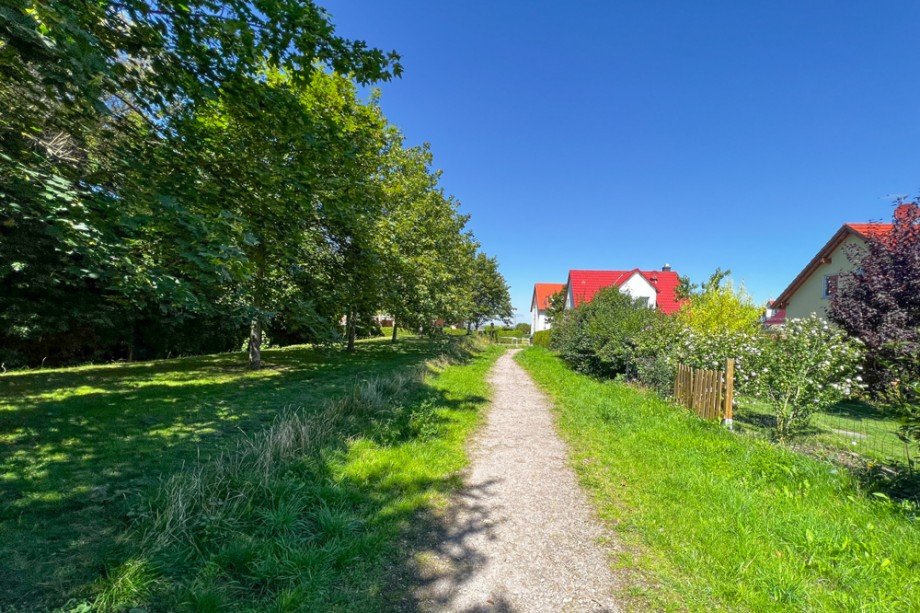 Fu�weg hinter dem Haus Etagenwohnung Erfurt/ Niedernissa