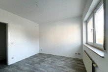 Schlafzimmer zur Stra�enseite Gem�tliche Dreiraumwohnung mit Balkon im Erdgeschoss + TG- SP inkl.
