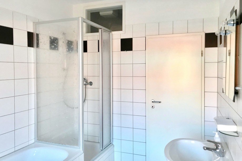 Badezimmer mit Wanne und Dusche Maisonettewohnung Erfurt