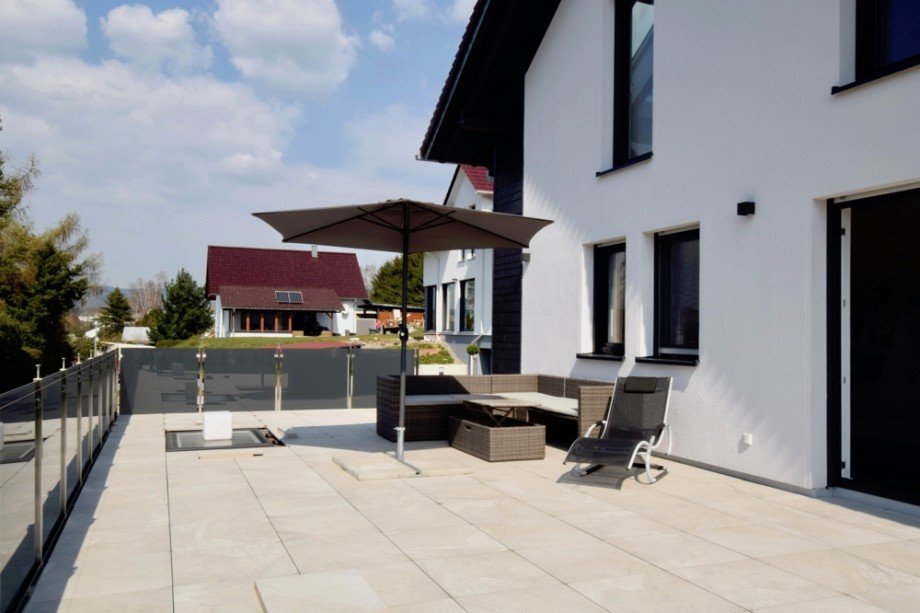 Gro�e Sonnenterrasse am Wohnzimmer Einfamilienhaus Steinbach-Hallenberg/ Viernau