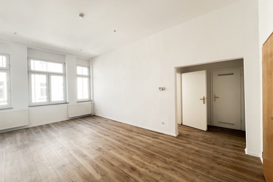 Wohnzimmer mit Blick in den Flur Etagenwohnung Erfurt / L�bervorstadt