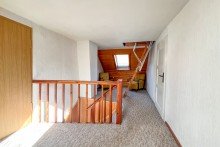 Diele mit Treppenaufgang im DG Traditionelles Einfamilienhaus mit gro�er Scheune & h�bschem Garten