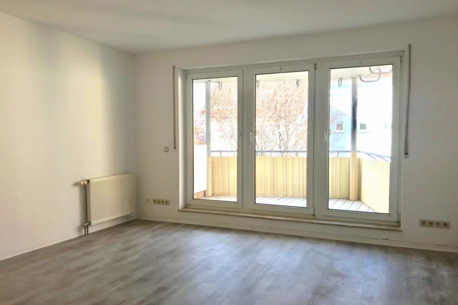 Wohnzimmer mit Blick auf den Balkon Etagenwohnung Erfurt