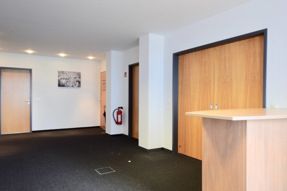 Empfangsbereich mit Schiebt�r zum Konferenzraum B�rofl�che Erfurt
