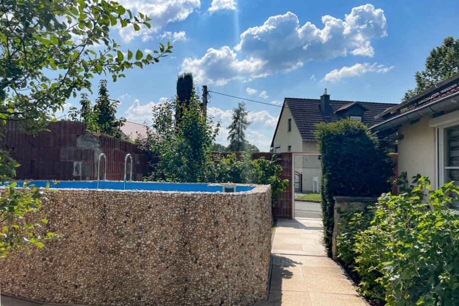 Kleiner Pool im Innenhof Reihenendhaus Am Ettersberg/ Berlstedt
