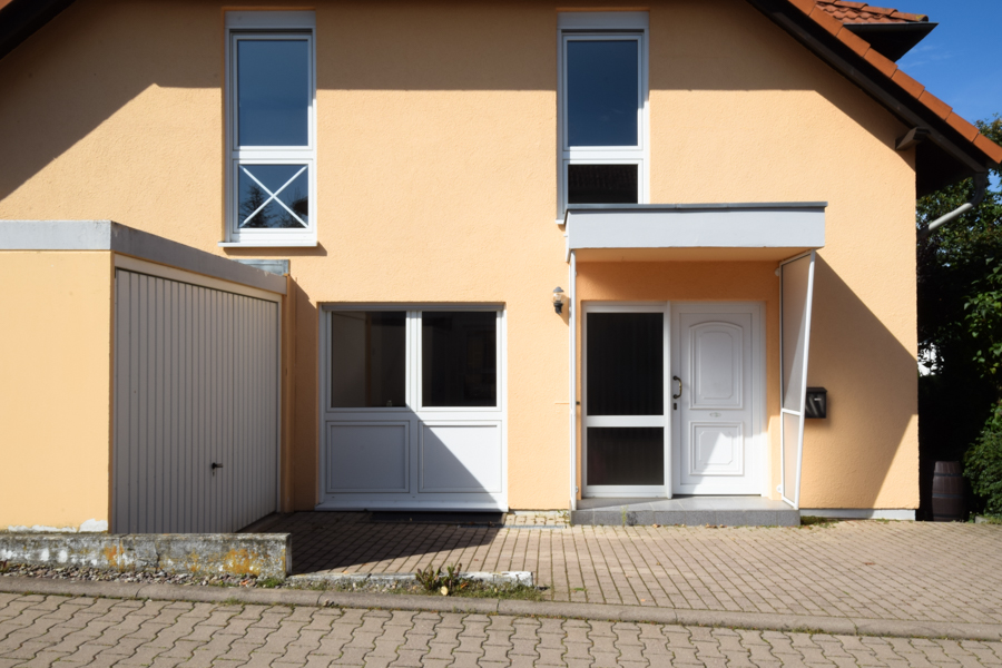 Hauseingang mit Garage und Stellplatz Doppelhaush�lfte Erfurt/ Salomonsborn