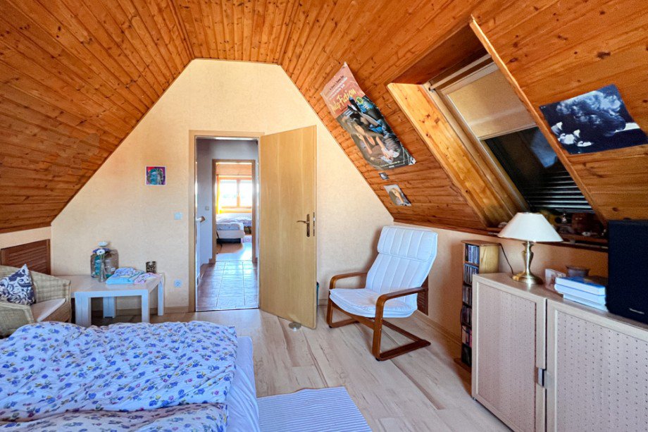 Holzget�feltes Schlafzimmer im DG Reihenendhaus Erfurt / Gottstedt