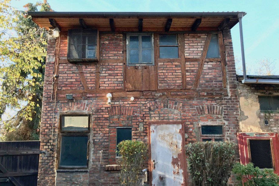Kleines Backsteingeb�ude mit Keller Einfamilienhaus Erfurt