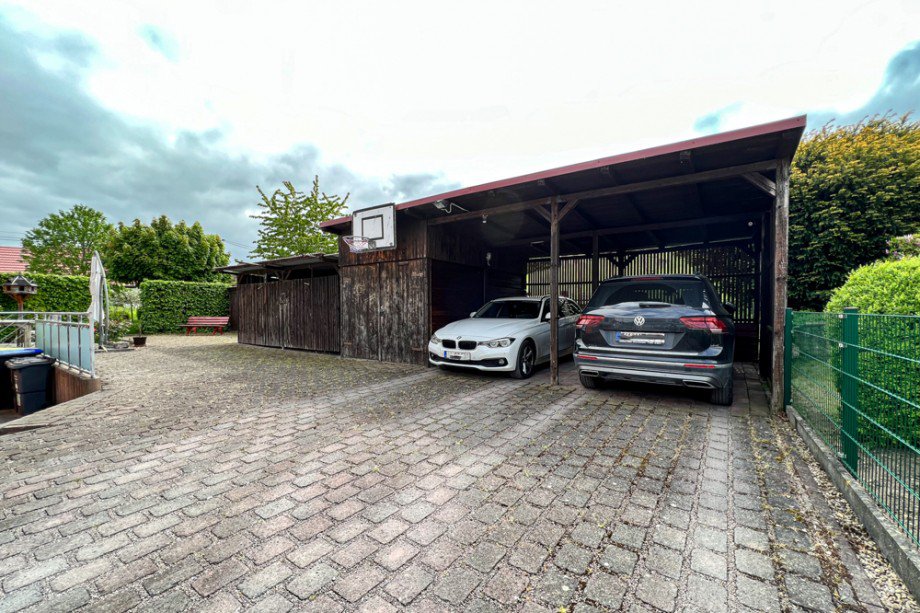Gro�er Carport mit Gartenschuppen Einfamilienhaus Arnstadt