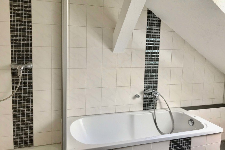 Bad ausgestattet mit Wanne und Dusche Dachgeschosswohnung Udestedt