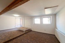 Gro�es Schlafzimmer mit Bodentreppe Liebevoll modernisiertes Bauernhaus mit separatem Garten