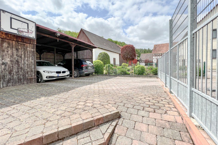 Gro�e Hofeinfahrt mit Carport und Stellpl�tzen Einfamilienhaus Arnstadt