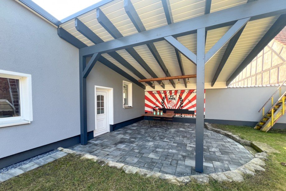 Carport, der sich als �berdachte Terrasse deffiniert Einfamilienhaus Erfurt / Bindersleben