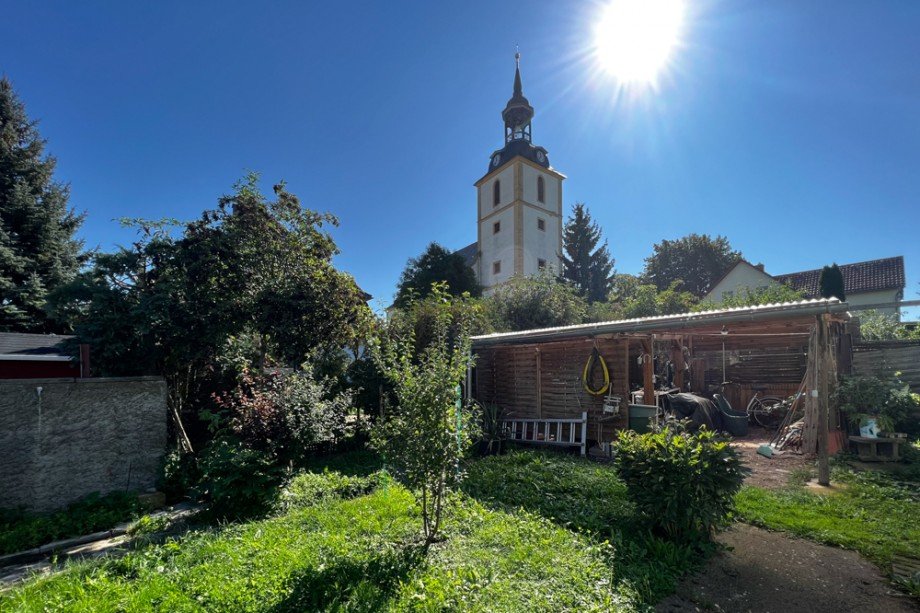 Garten mittlerweile mit Sichtschutz zum Nachbargrundst�ck Carport Einfamilienhaus Erfurt