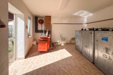 Heizungsraum mit �lheizung Traditionelles Einfamilienhaus mit gro�er Scheune & h�bschem Garten