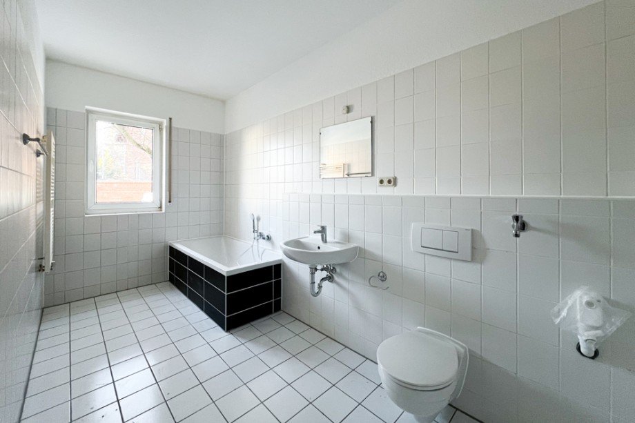 Tageslichtbad mit Badewanne Erdgeschosswohnung Erfurt