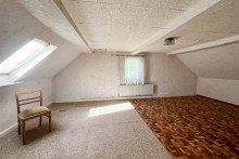 Gro�es Schlafzimmer zur Stra�e Traditionelles Einfamilienhaus mit gro�er Scheune & h�bschem Garten
