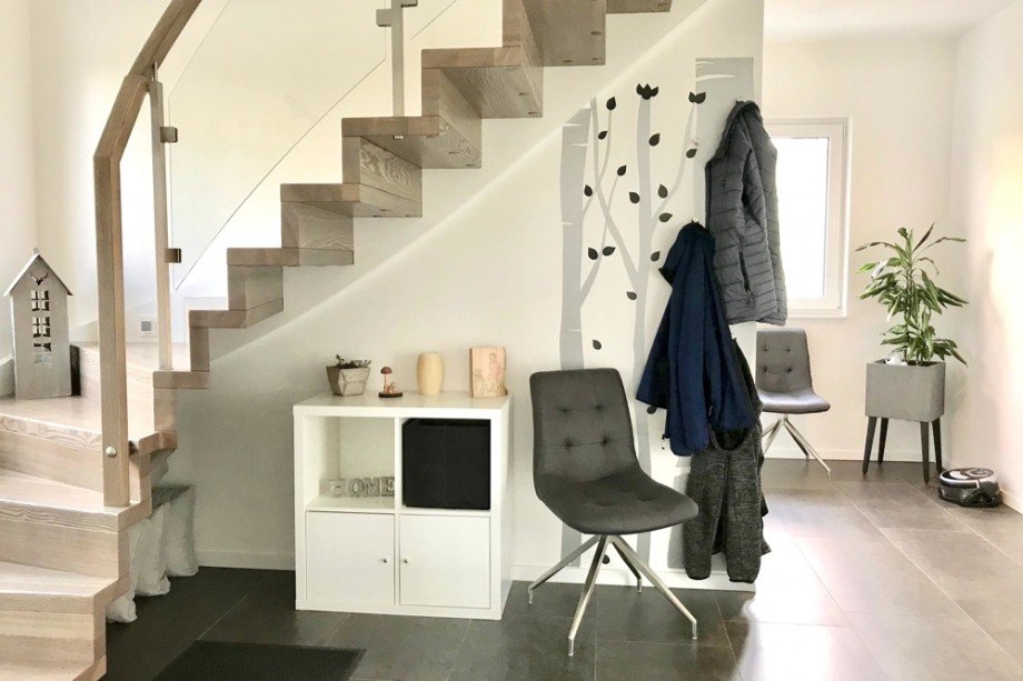 Eingangsbereich im EG mit Holztreppe Einfamilienhaus Steinbach-Hallenberg/ Viernau