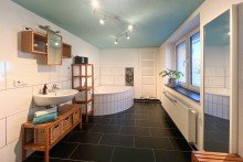 Traumbad mit Eckbadewanne Liebevoll saniertes Bauernhaus mit Hinterhaus & Garten in Erfurt/ Bindersleben